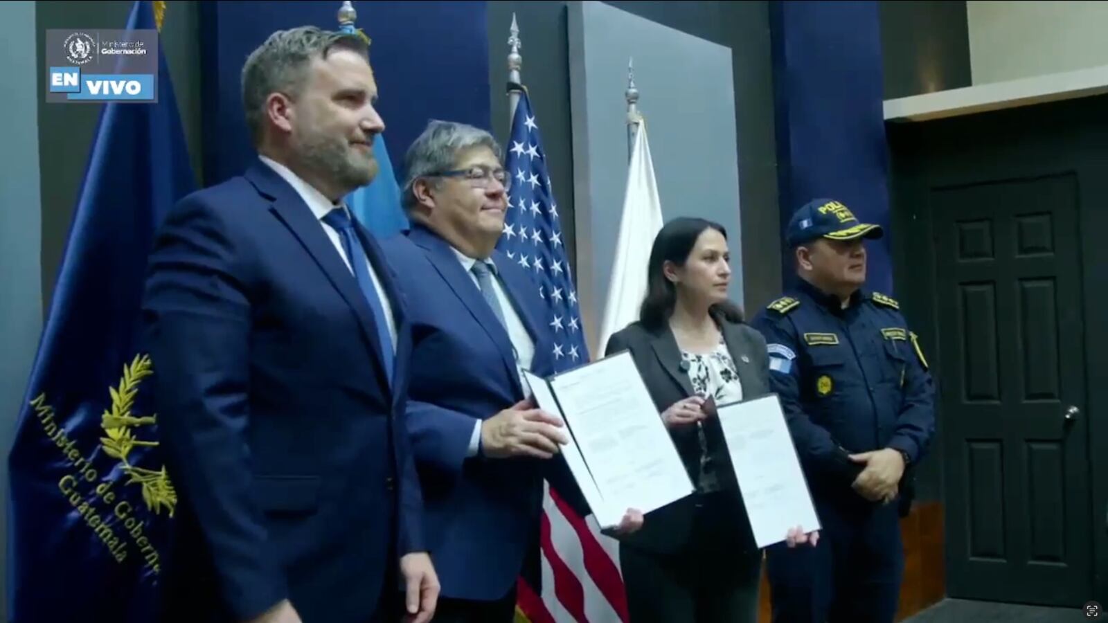 El Ministro de Gobernación, junto a autoridades de la PNC participan de la firma de un memorándum de cooperación entre Guatemala y Estados Unidos.
