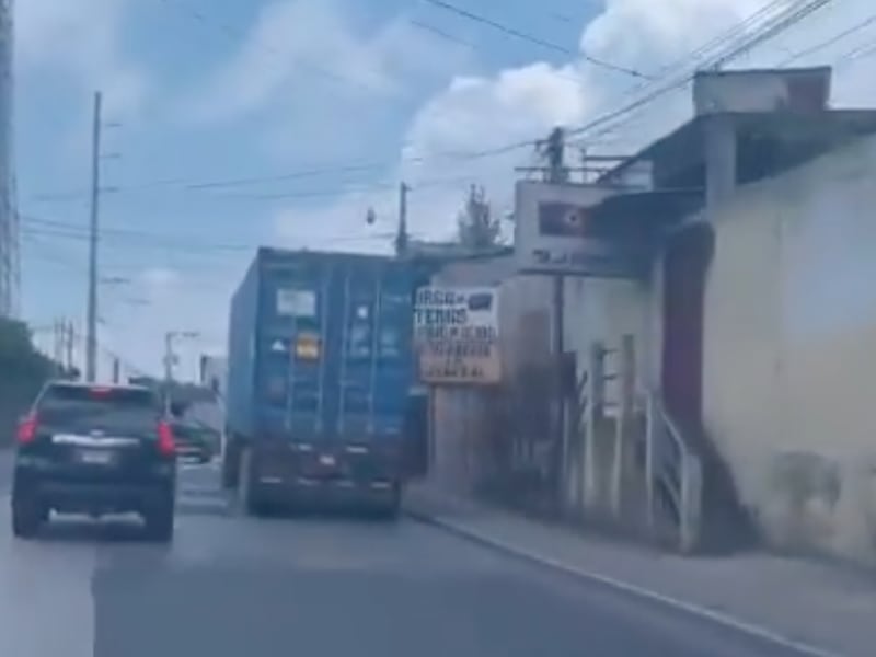 Conductor intimida con arma a piloto de camión en San José Pinula
