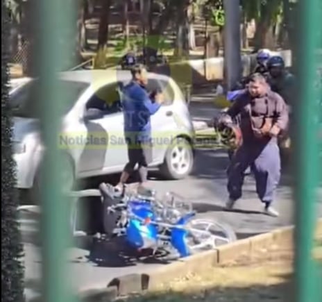 Violenta pelea entre automovilista y motociclista paraliza el tráfico en Guatemala