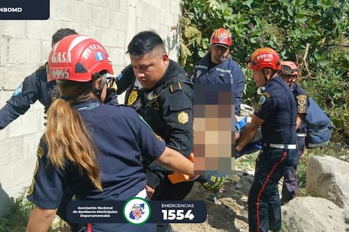 Dos hombres visualizaban una vivienda en riesgo cuando una parte de esta cae al barranco