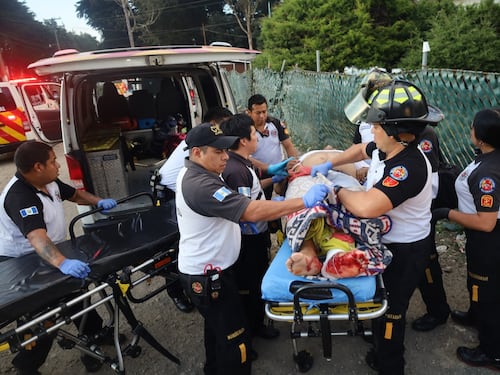 Dos reclusos heridos de bala son trasladados desde la Granja Penal Pavón tras enfrentamiento armado