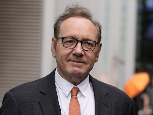 El famoso actor Kevin Spacey revela que no tiene una casa donde vivir