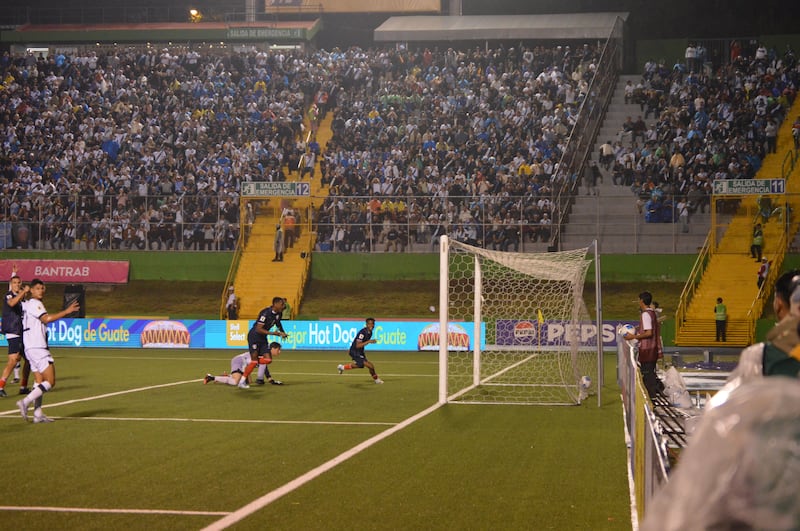 Nicholas Hagen no pudo hacer nada. (Foto: Kenneth Monzón)