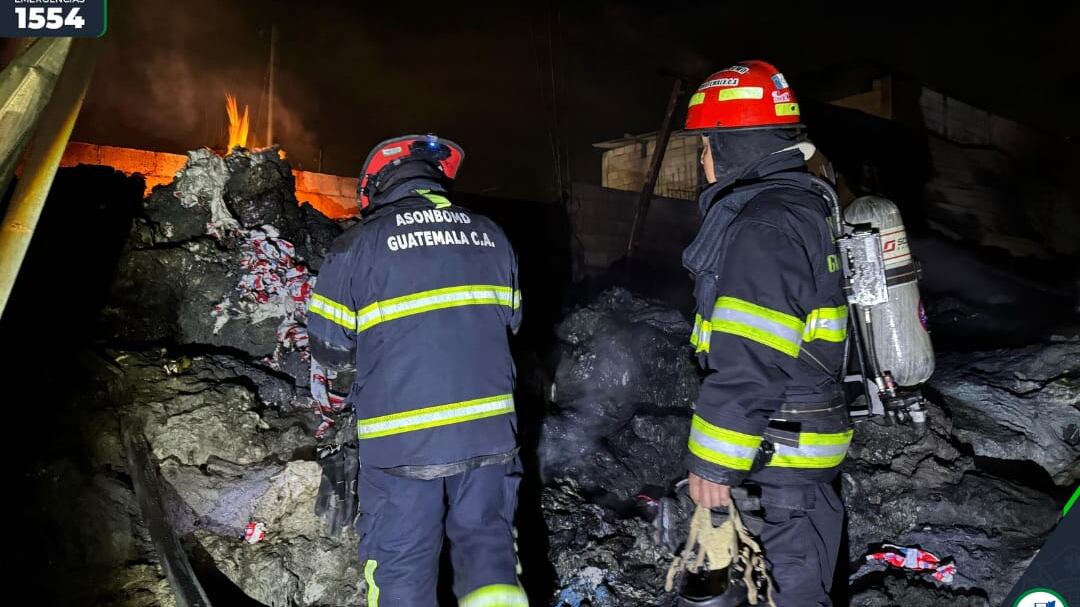 Varios inmuebles y una recicladora se quemaron en Villa Nueva. Foto: Bomberos Departamentales