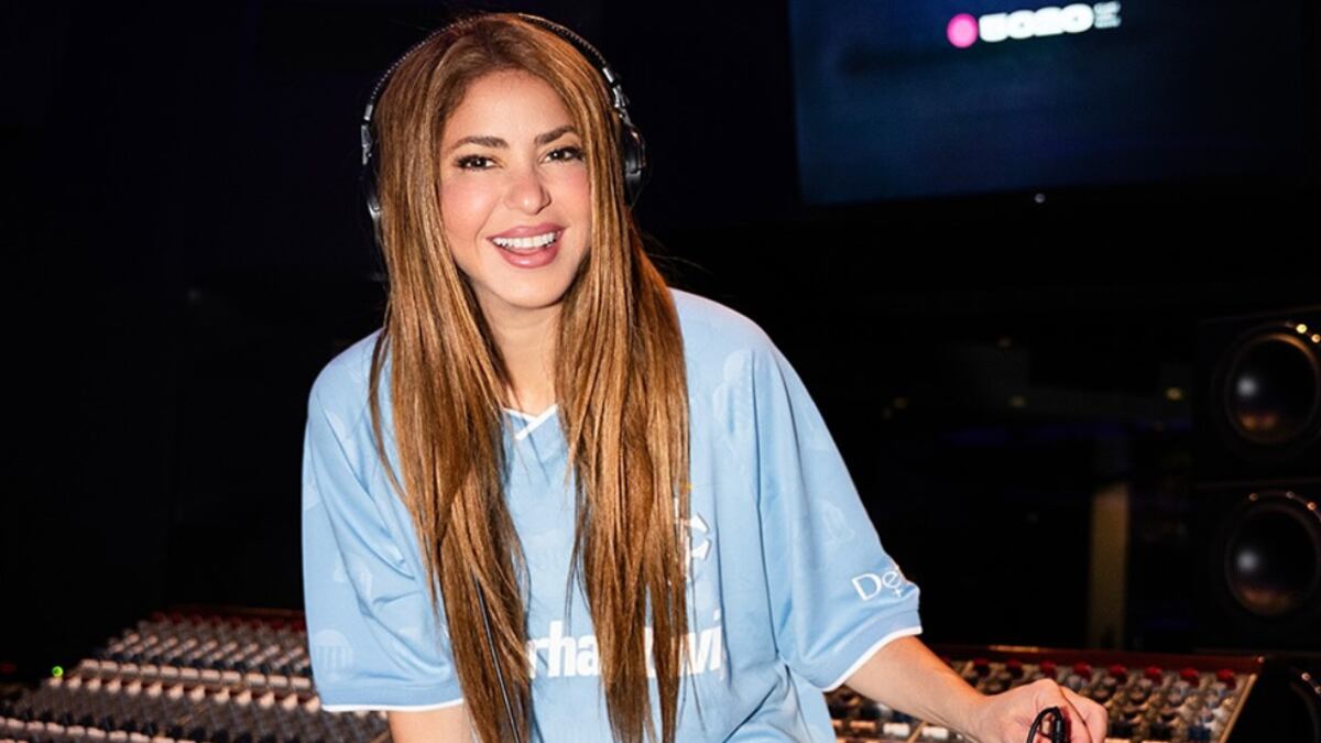 Shakira sorprende con nuevo traje en su conciertos