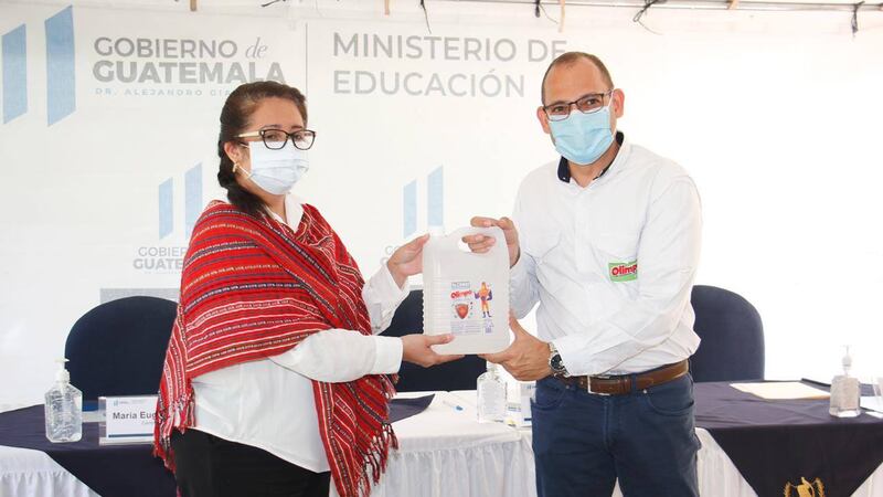 Realizan donación de alcohol en gel al Ministerio de Educación