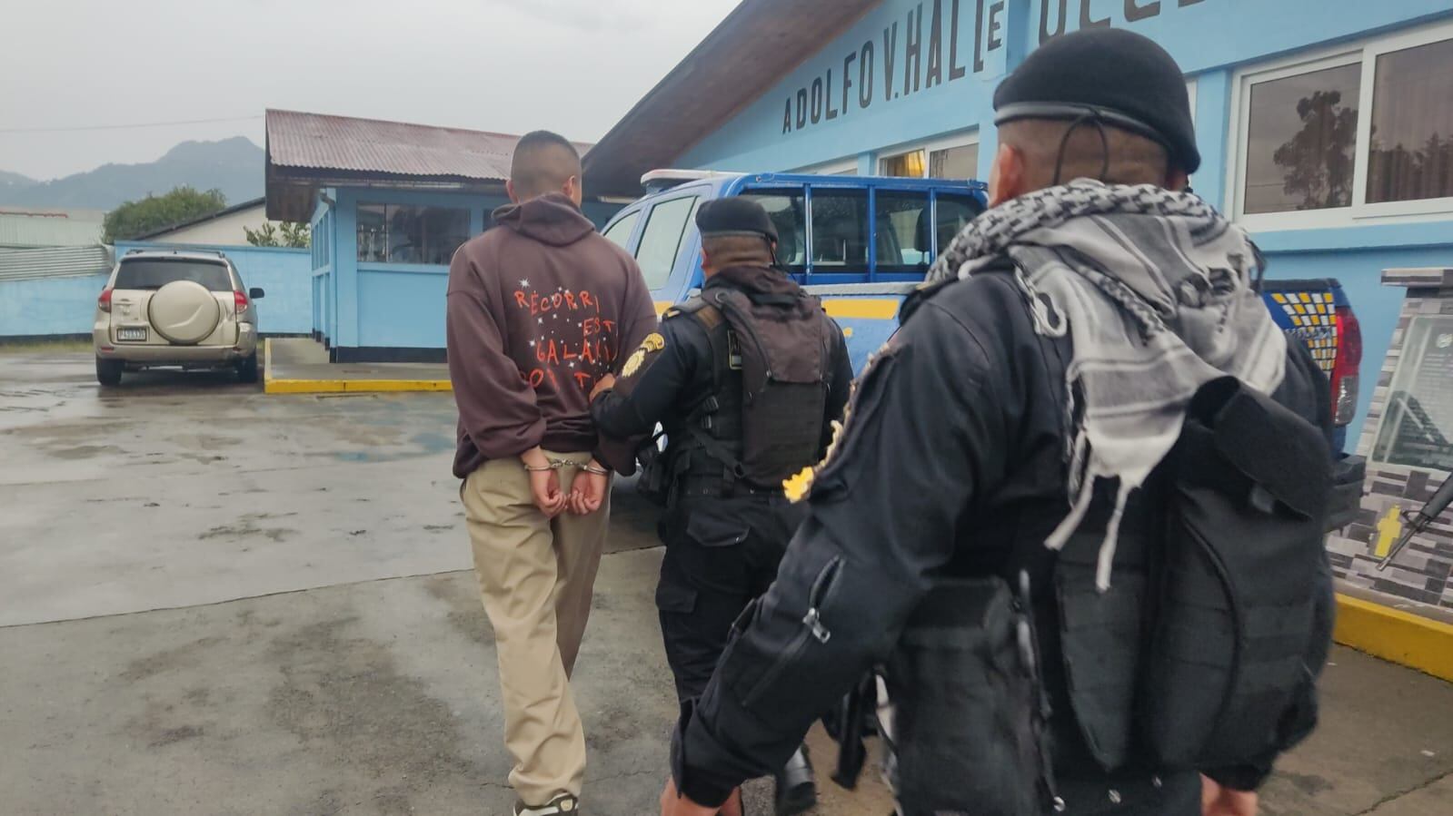 El adolescente fue capturado por las autoridades. Foto: PNC