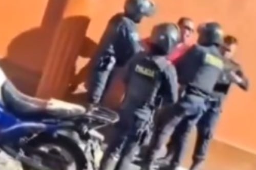 “Mamá, la policía me está pegando”: hombre se hace viral durante operativo