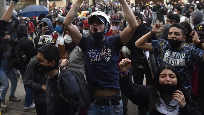 Más de 10 muertos en protestas en Colombia; Gobierno pide perdón por brutalidad policial