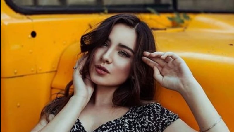 La presentadora guatemalteca Kati Zaragoza se pone ajustados leggins de cuero y exhibe sus encantos