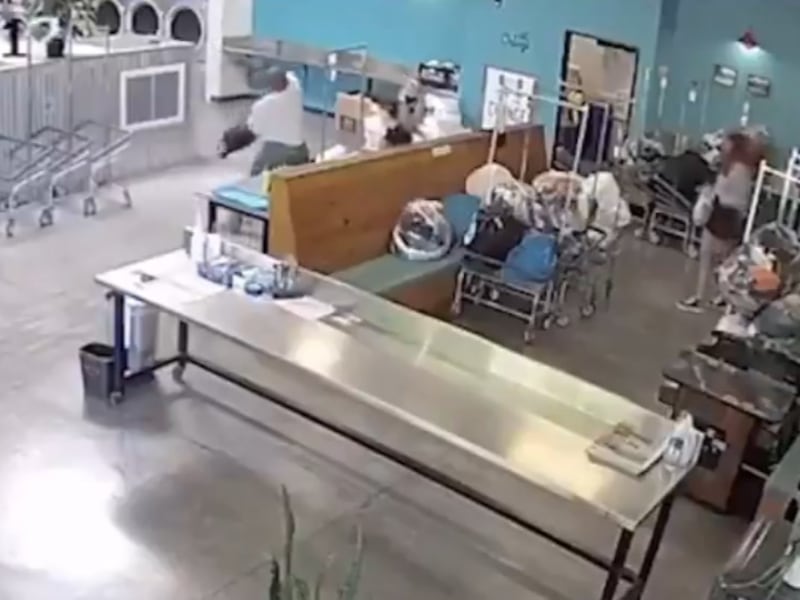 VIDEO. Hombre ataca con una sierra a clientes de una lavandería y amenaza a transeúntes