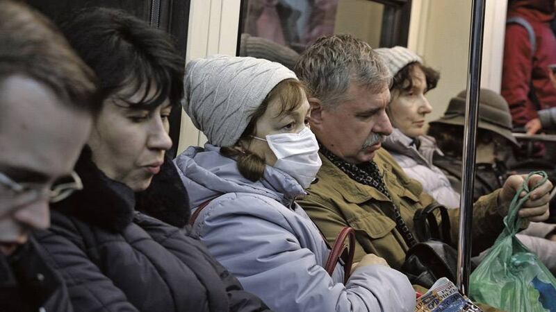 El riesgo de estar juntos: El virus en la oficina, el colegio y el transporte