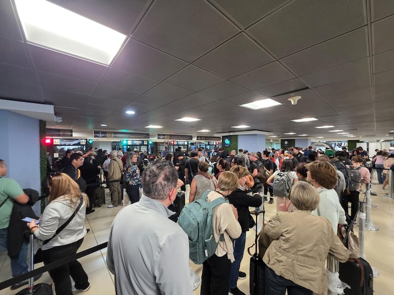 Llegada de turistas en el Aeropuerto Internacional La Aurora.