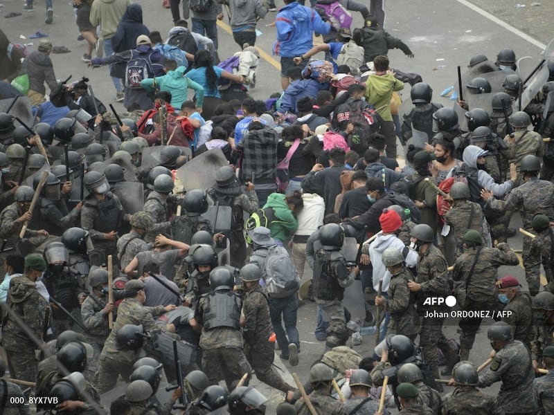 Policía usa gas lacrimógeno contra caravana migrante en Chiquimula