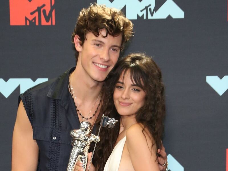 Fotos de Camila Cabello llorando previo a terminar con Shawn Mendes