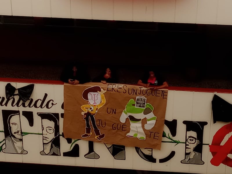 Estudiantes de la Escuela de Ciencias Psicológicas de la USAC manifestaron su rechazo a la reciente designación de las autoridades de esa unidad. Foto: Berenice Sil