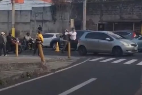 Graban pelea de conductores en el tráfico de la zona 10