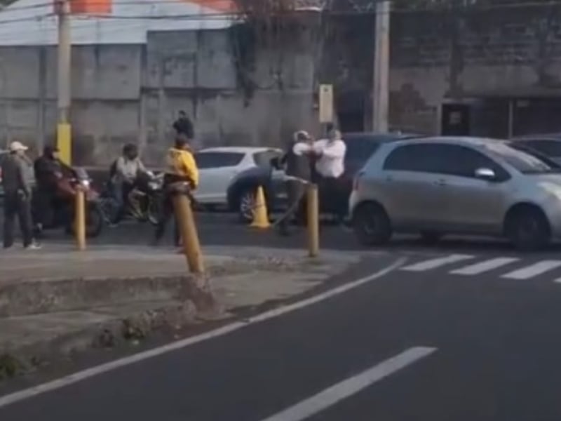 Graban pelea de conductores en el tráfico de la zona 10