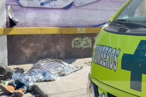 Hombre fallece en vía pública de zona 4; autoridades resguardan la escena