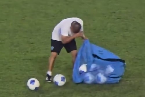 Video: Tras la eliminación, utilero de la Selección rompe en llanto mientras continúa con su labor