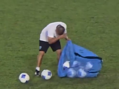 Video: Tras la eliminación, utilero de la Selección rompe en llanto mientras continúa con su labor