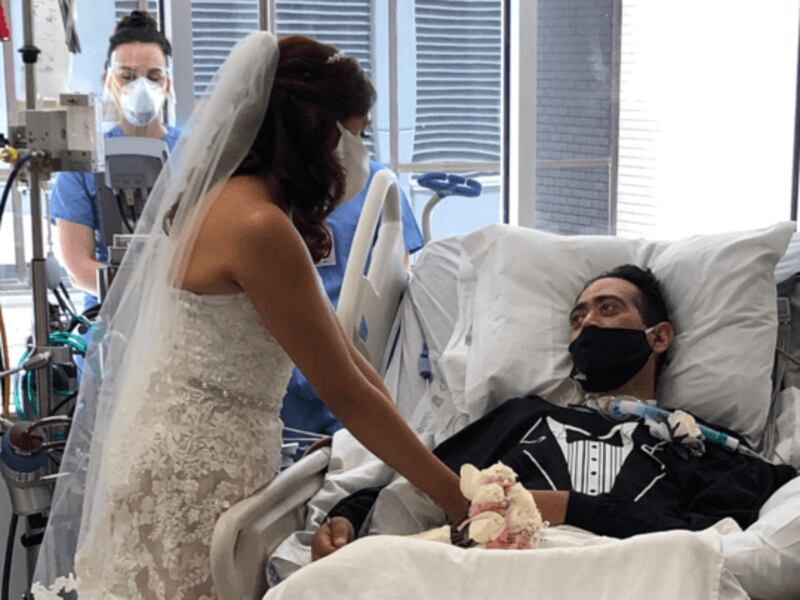 Paciente con Covid-19 y su novia se casaron en el intensivo del hospital