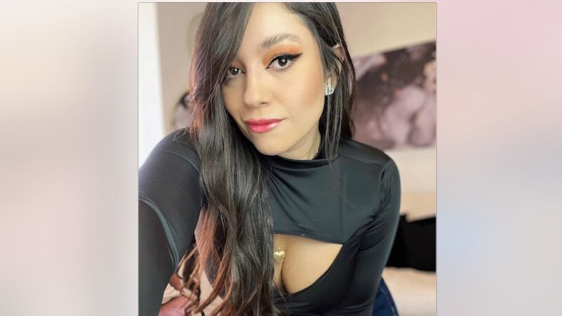 La locutora guatemalteca Bea del Valle desata bajas pasiones con su microbikini