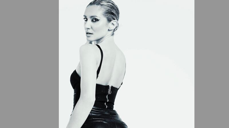 Miss Guatemala lanza su desenfrenada colección de trajes de baño de cuero