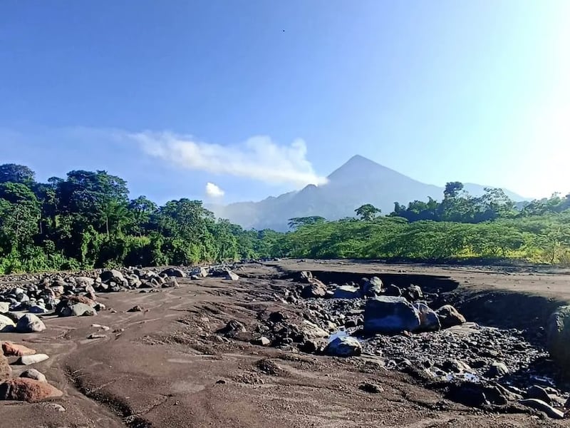Piden evitar ascenso a domos de lava del volcán Santiaguito