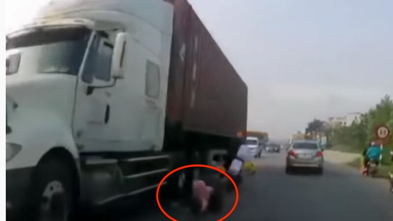 VIDEO: madre salva milagrosamente a su hija segundos antes de ser arrollada