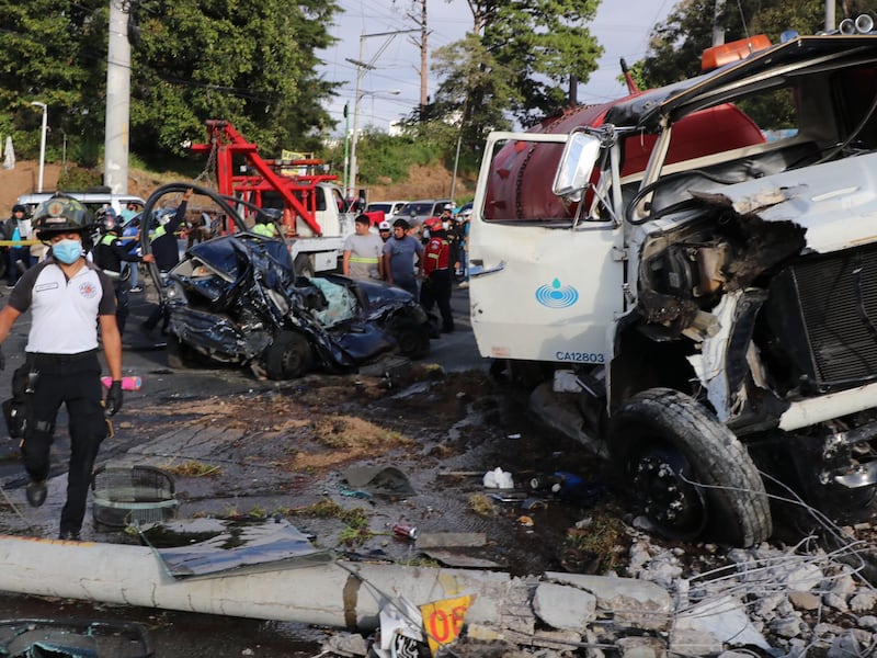 Camión cisterna cae sobre vehículos en zona 4 de Mixco