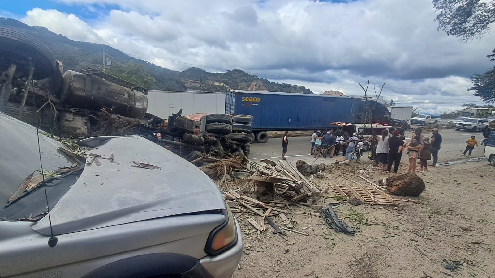 Trailer quedó volcado sobre la cinta asfáltica del kilómetro 30 ruta hacia el Atlántico, 5 vehículos livianos también resultaron afectados de dicho accidente.