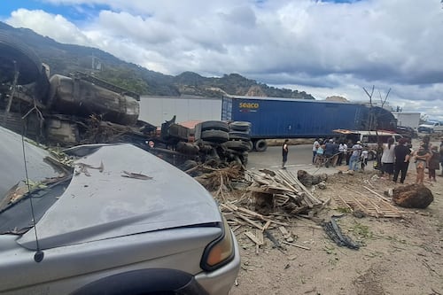Retiran vehículos tras múltiple choque en El Progreso; tránsito avanza con lentitud