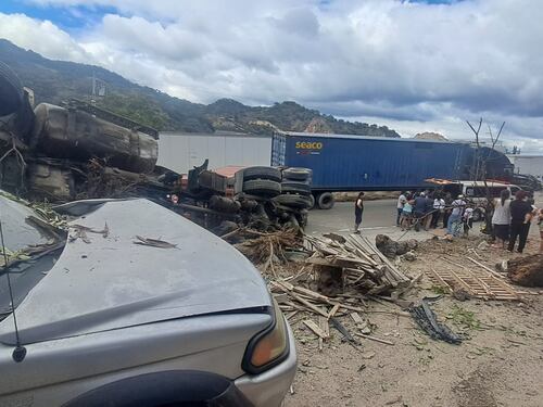 Retiran vehículos tras múltiple choque en El Progreso; tránsito avanza con lentitud