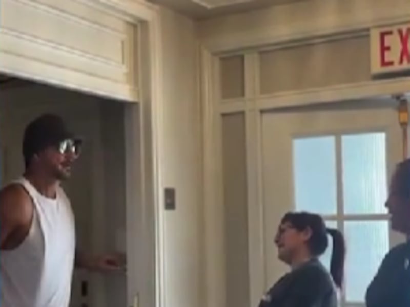 Ricardo Arjona cumple el sueño de dos salvadoreñas y las invita a su concierto