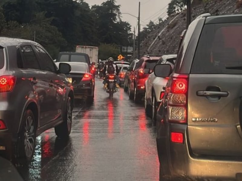 Martes de lluvia y tráfico: así el panorama de CAES hacia la capital