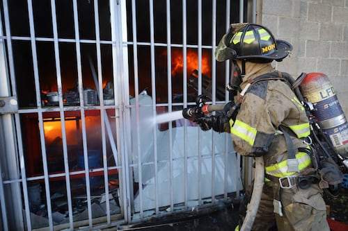 Bomberos tratan de controlar un incendio en la Calzada Raúl Aguilar Batres