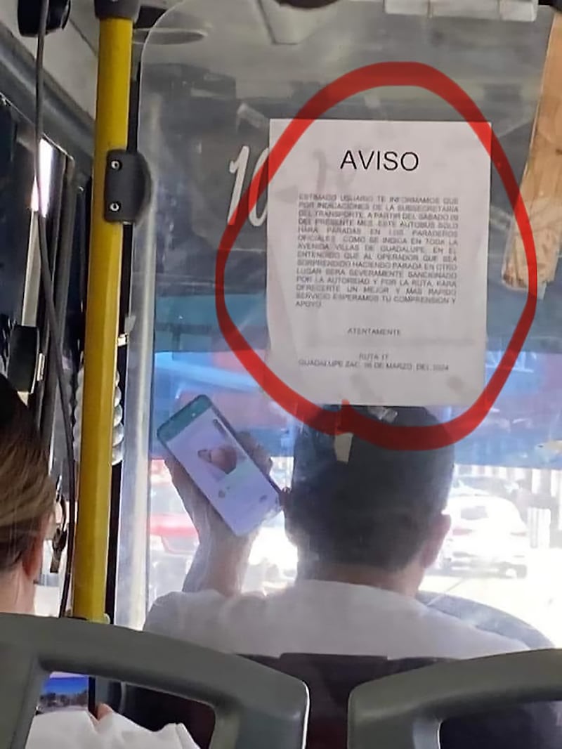 La foto XXX que le mandan a un piloto de autobús que chatea mientras maneja