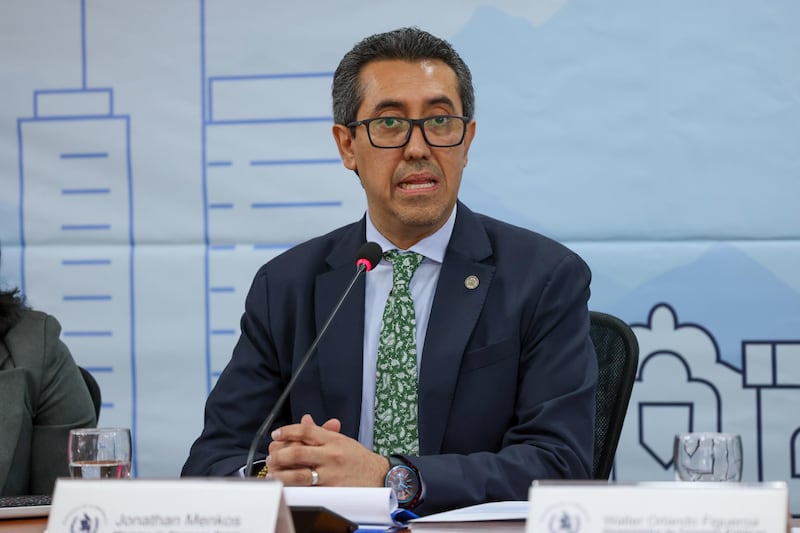 El ministro de Finanzas, Jonathan Menkos, explicó las prioridades que reflejará el Presupuesto 2025. Foto Minfin