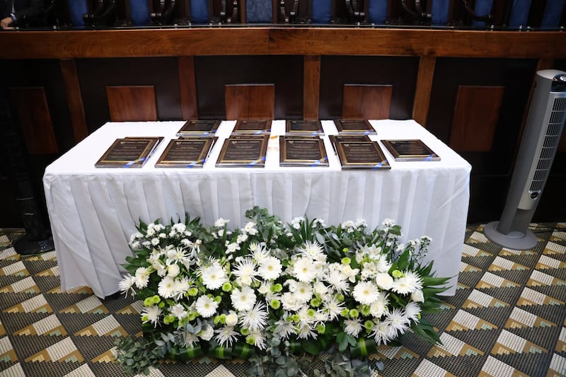 Plaquetas con los nombres de los 11 policías ultimados y 7 heridos.