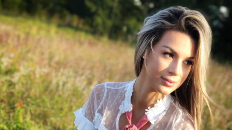 ¿Se operó? El escotazo de Brenda Hughes que causó revuelo