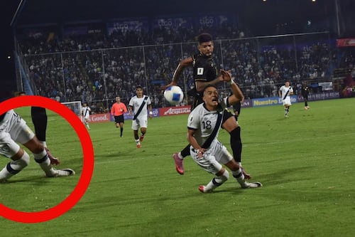 ¡Era penal sobre Santis! fotografía confirma que hubo falta