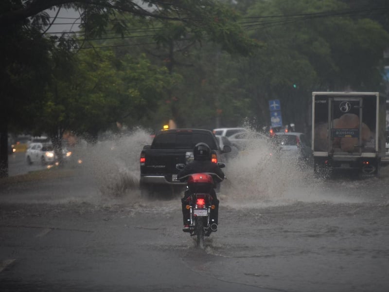 Lluvia inunda las calles en las zonas 9 y 13 de la capital