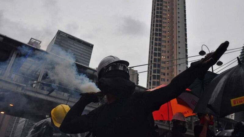 VIDEO. Policía de Hong Kong reprime a manifestantes con cañones de agua