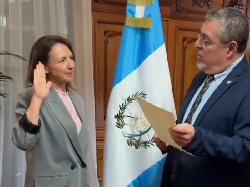 Presidente Arévalo hace oficial el nombramiento y juramenta a la nueva ministra del MARN