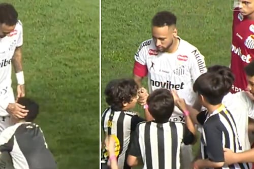 Un gesto conmovió al mundo del fútbol: Niño besó las piernas de Neymar en pleno partido de Santos