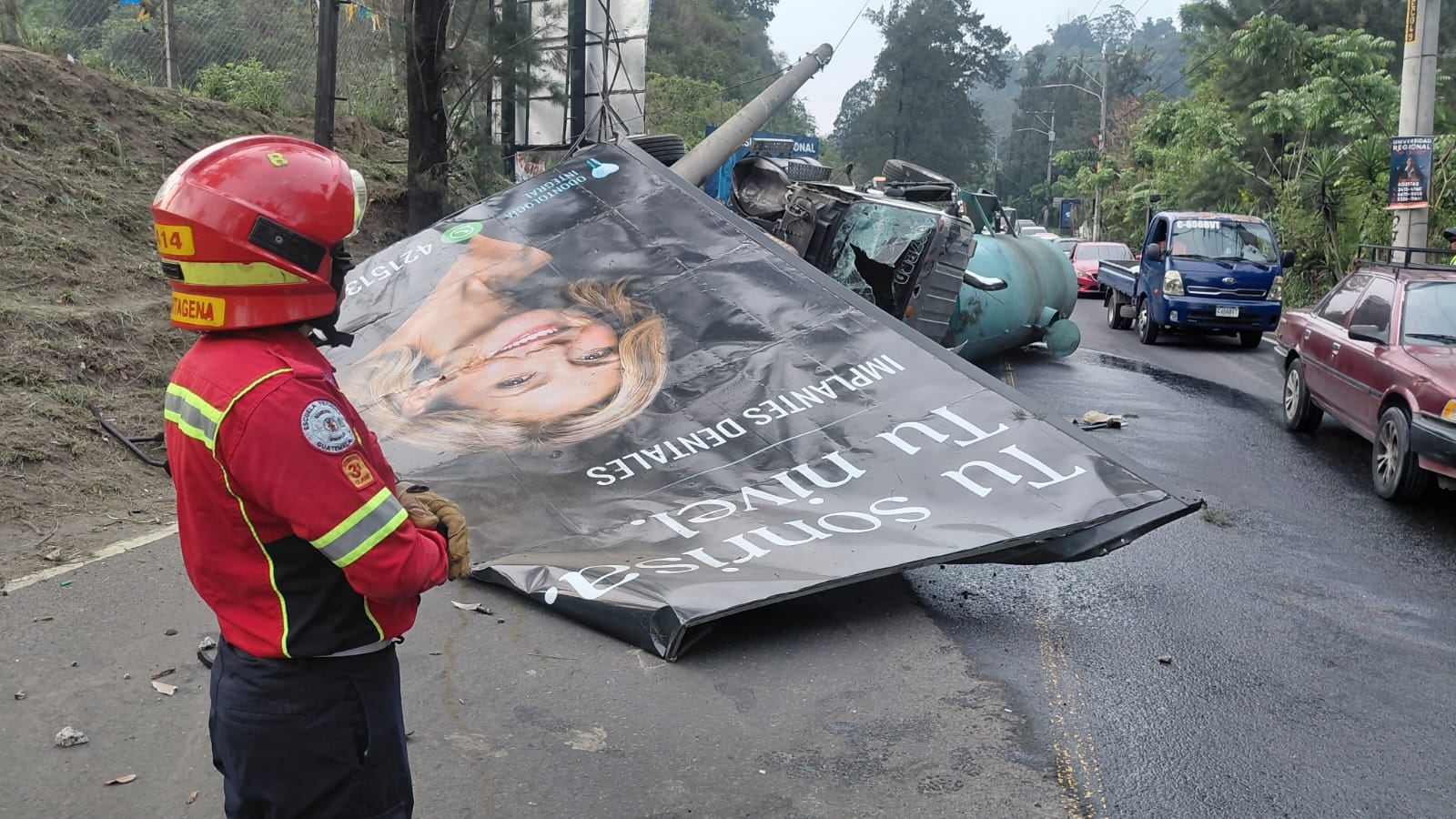 Accidente de camión complica tránsito en la Villa Lobos. Foto: CBM