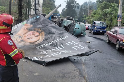Camión volcado complica la tránsito en la bajada de Villalobos