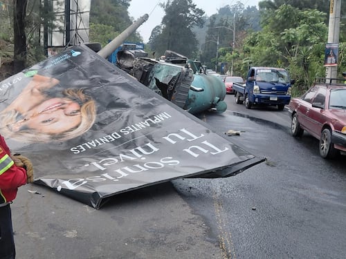 Camión volcado complica la tránsito en la bajada de Villalobos