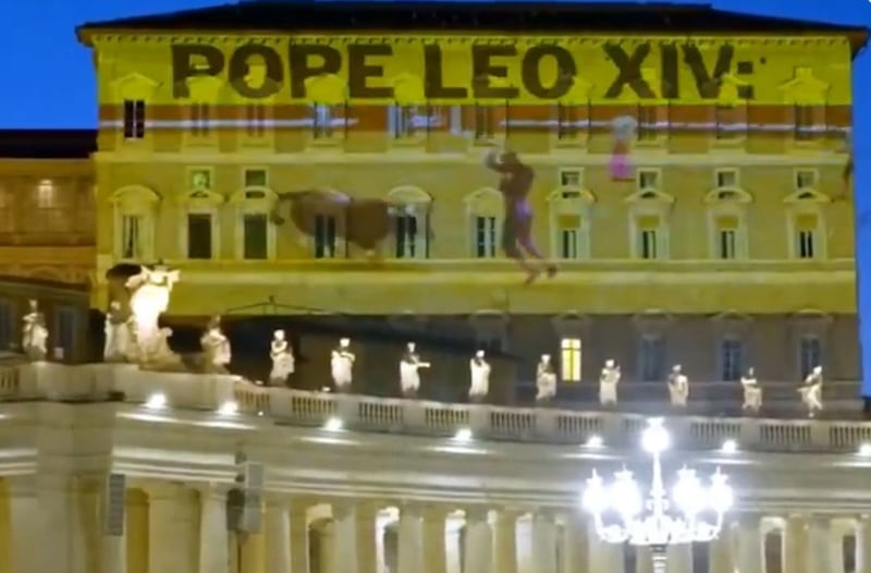Vaticano, de noche… y con mensaje
PETA proyecta frases como “Las corridas de toros son pecado” y “¿Qué haría Jesucristo?” en la Santa Sede.
